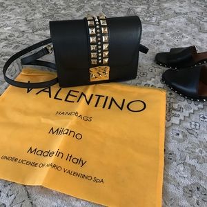 🆕🌿Absolutely stunning Valentino cross-body purse
